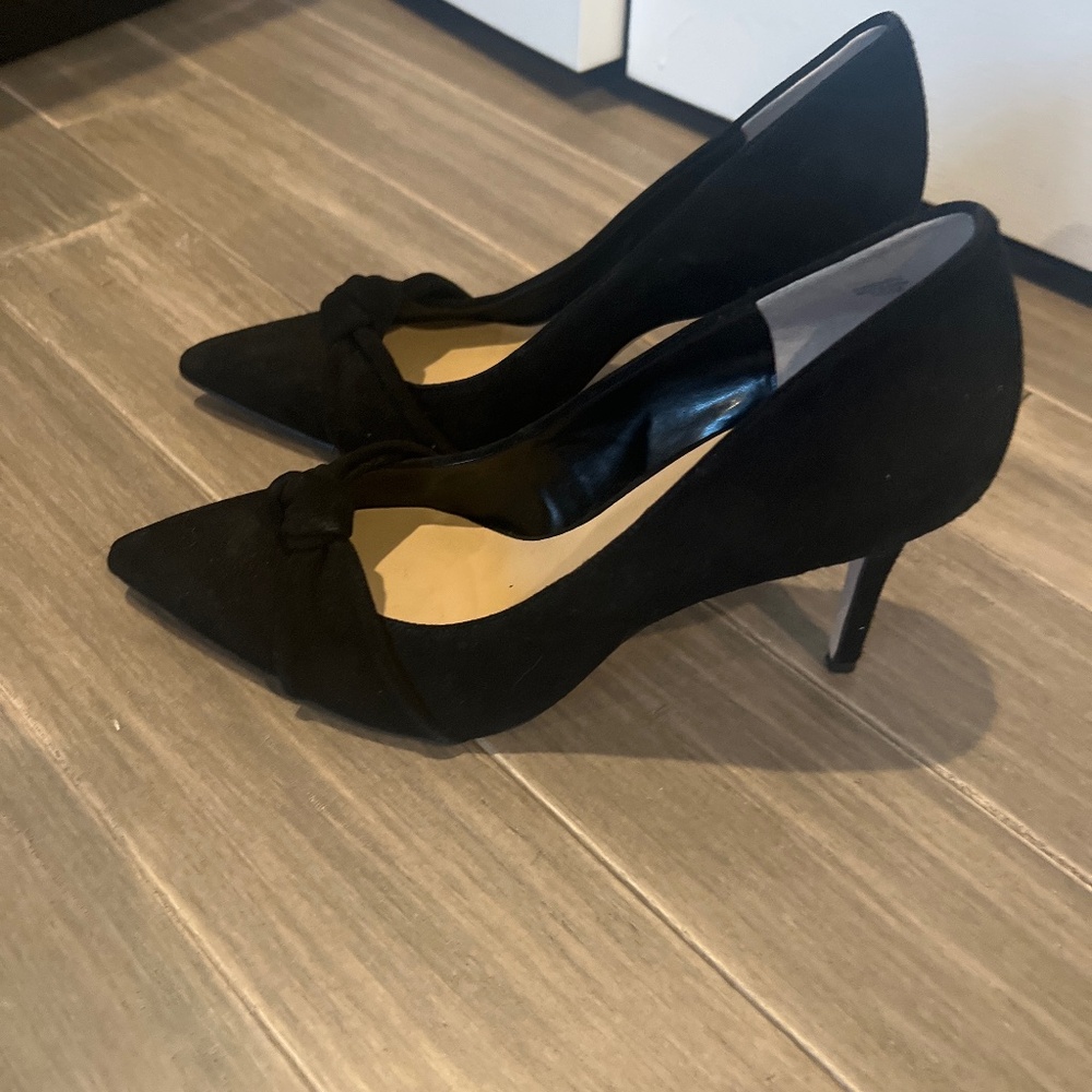 Ann Taylor suede pumps